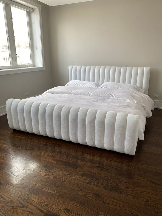 Headboard and Bed FrameFully Buttoned
Transform your bedroom into a luxurious escape with our Fully Buttoned Sleigh Bed. The fully buttoned design adds an elegant touch to your room, whileLuxe Living InteriorsAngelic Panel Sleigh Bed - White